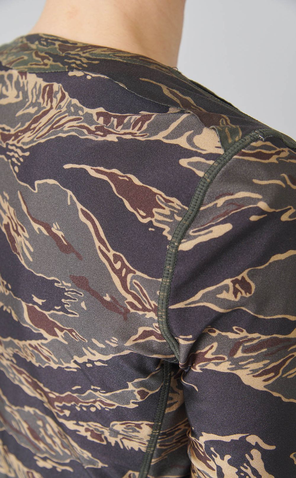 カモフラプリントブラウス