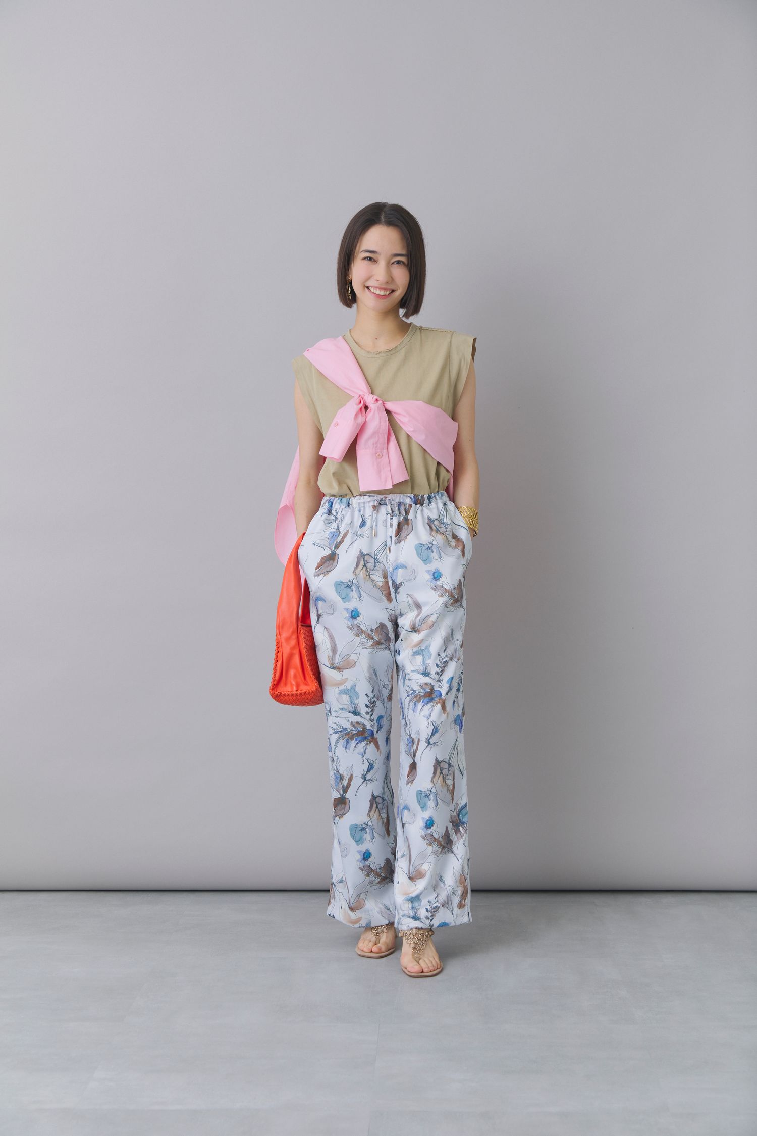 9月のお出かけにおすすめのノースリーブトップス×長袖シャツ×柄パンツ