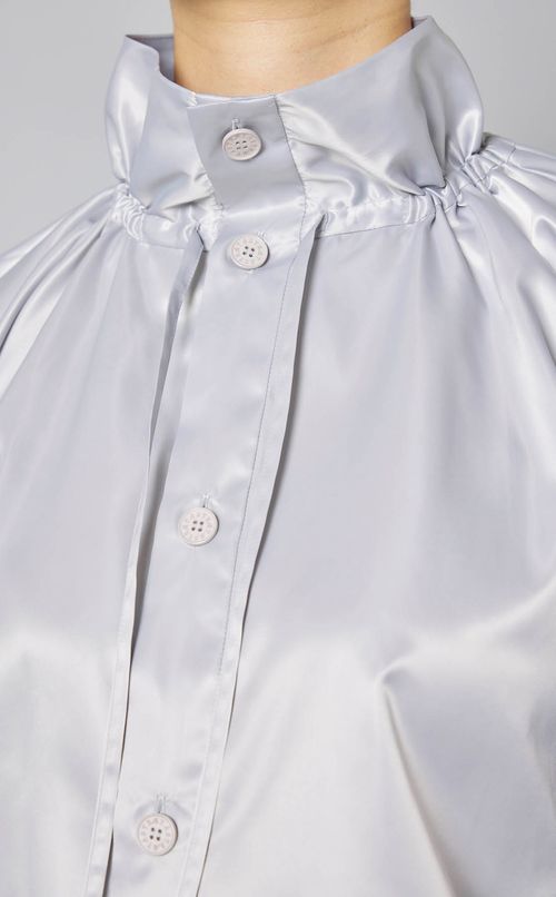 スタンドネックシャイニーブラウス