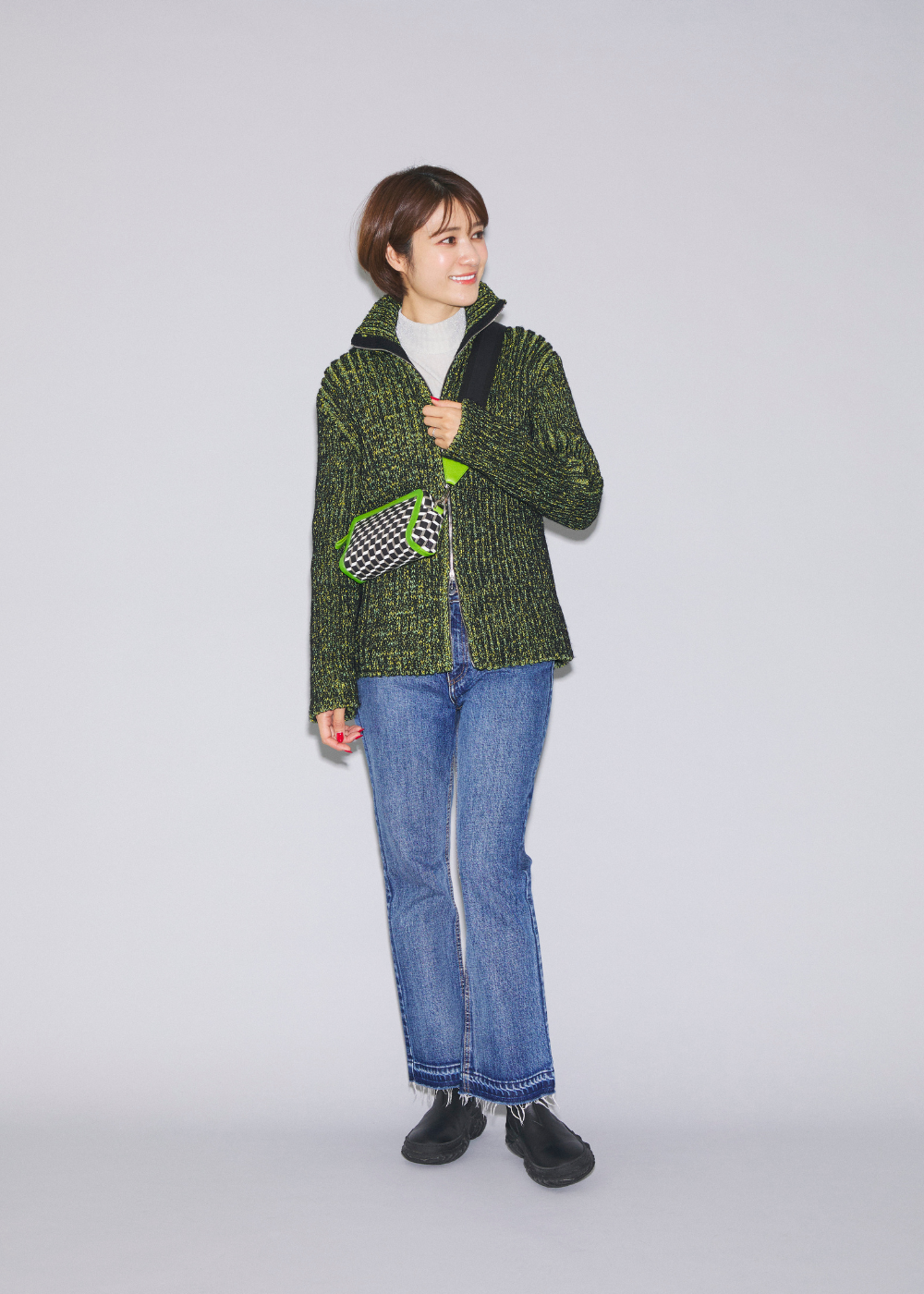 2025年秋冬トレンドのフレアデニムを使ったレディースデニムコーデ