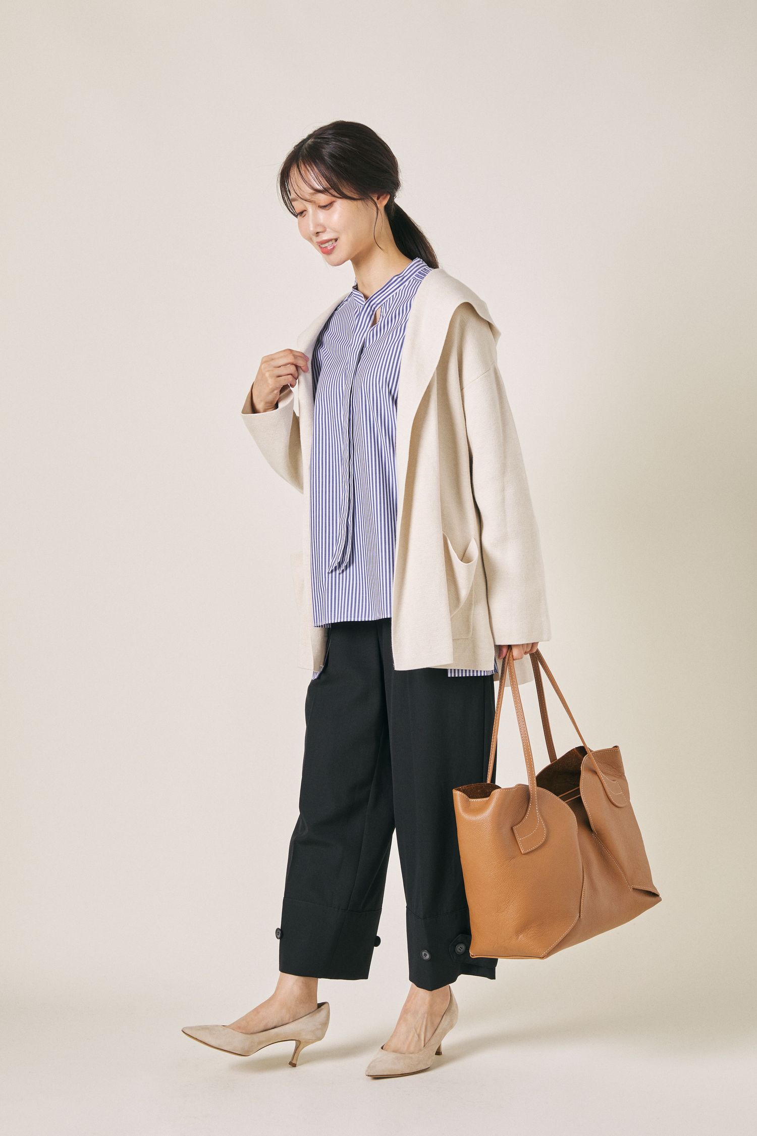 10月の通勤コーデにおすすめのストライプシャツ×ライトアウター×黒パンツ。