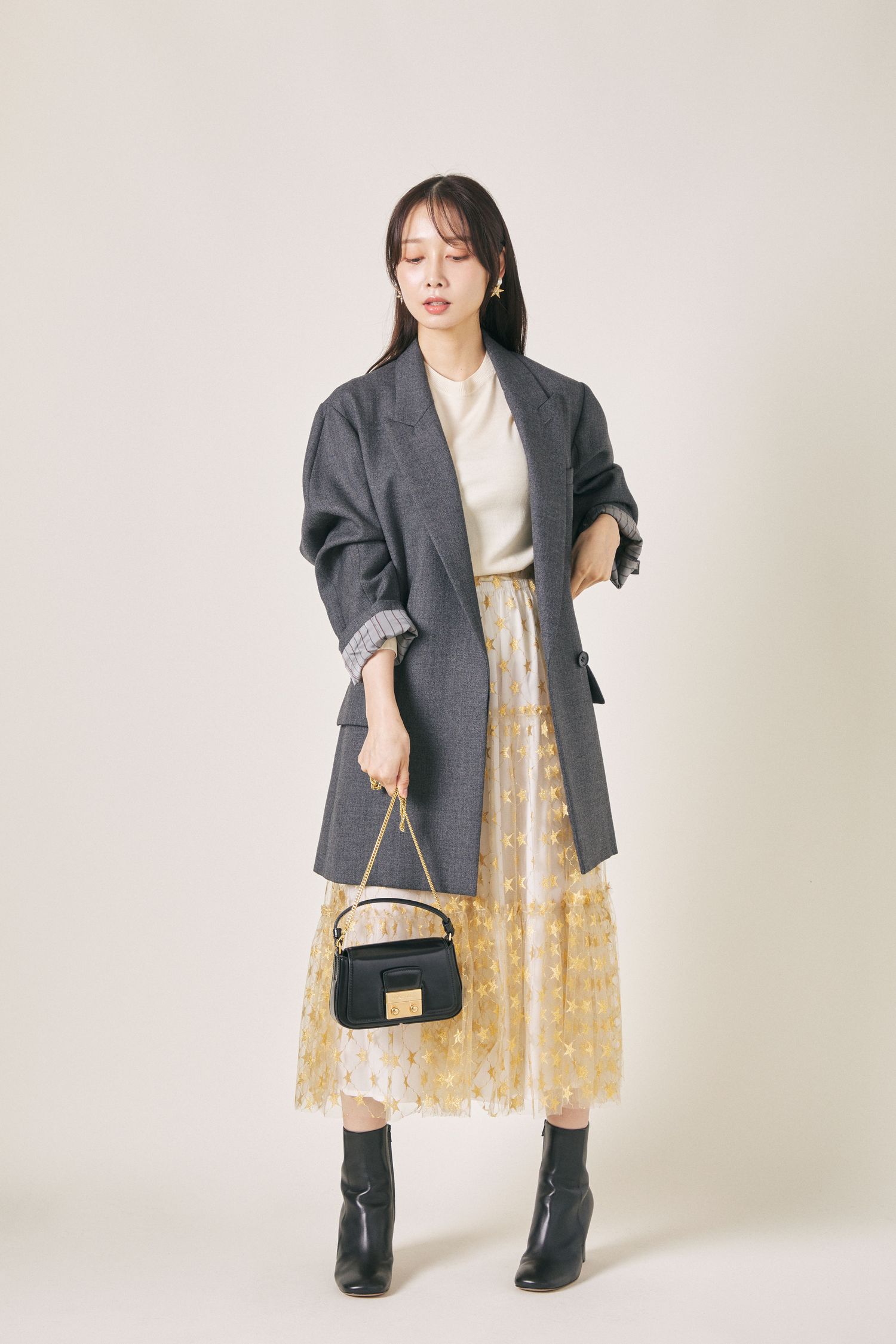 10月下旬におすすめのグレージャケット×薄手ニット×チュールスカート。