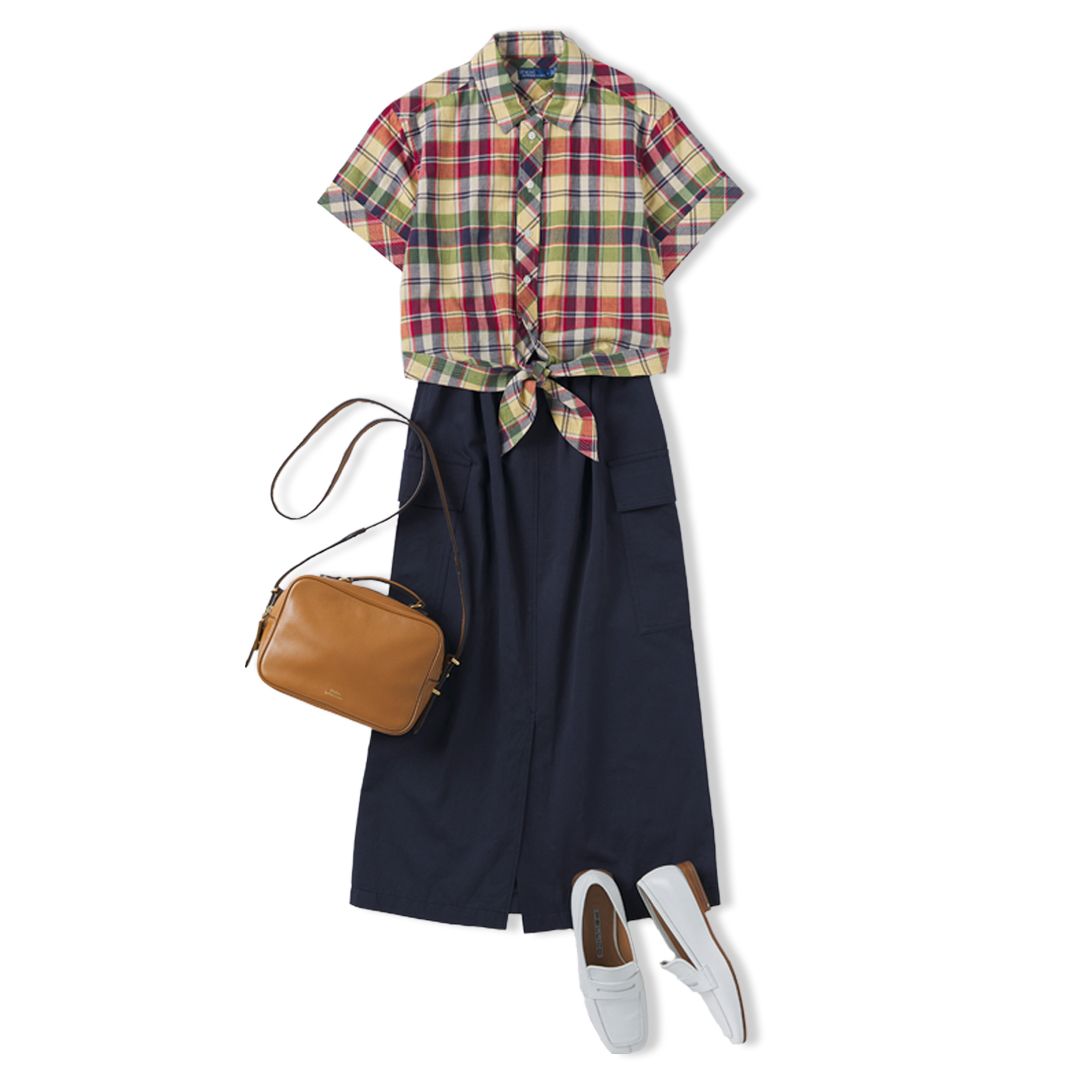 10月上旬におすすめのチェック柄の半袖シャツ×ネイビーのロングスカート。