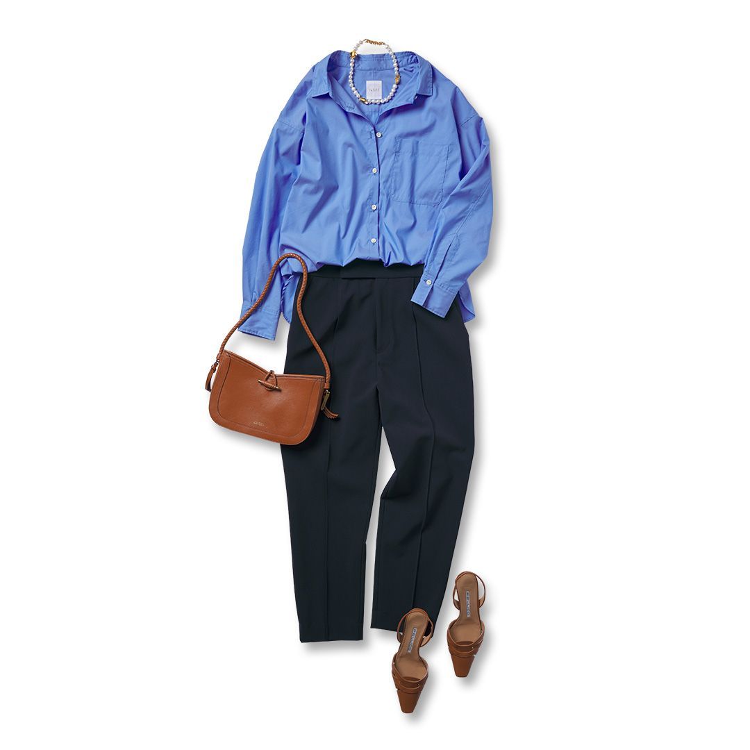 10月の通勤コーデにおすすめの青シャツ×ネイビースラックス。
