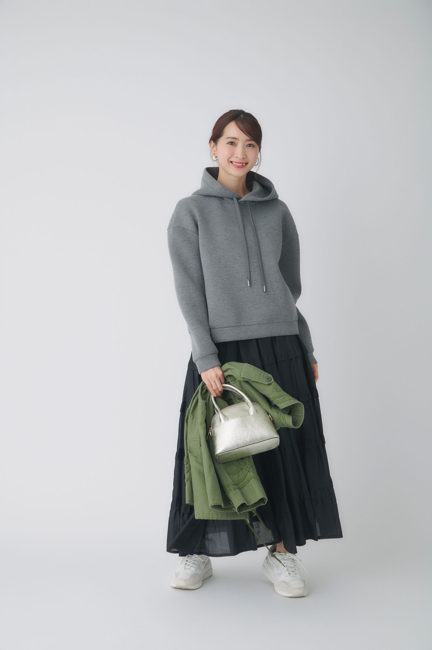 10月のお出かけコーデとしておすすめのパーカー×スカート。