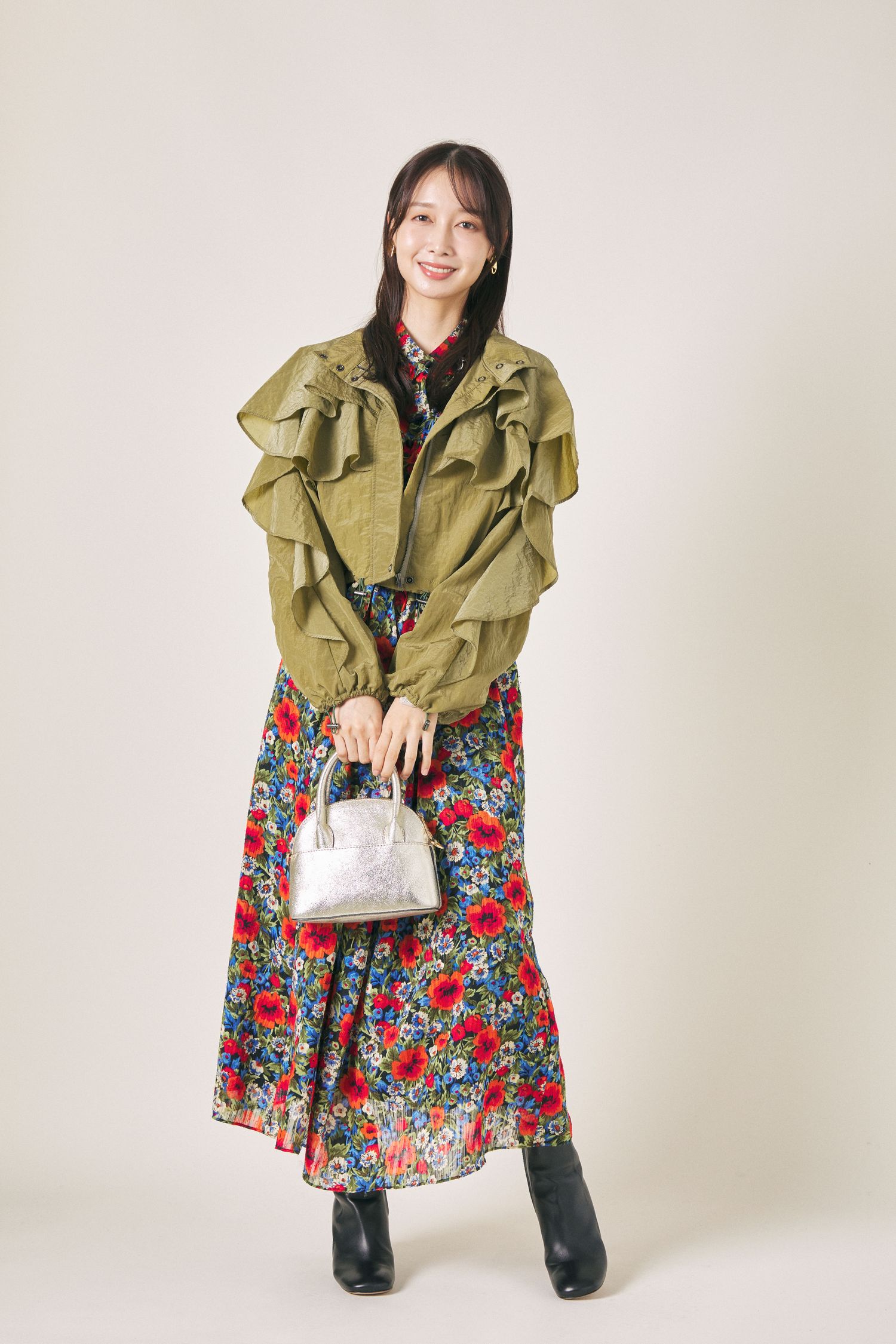 10月のデートコーデとしておすすめの花柄ワンピース×ショート丈のライトアウター。