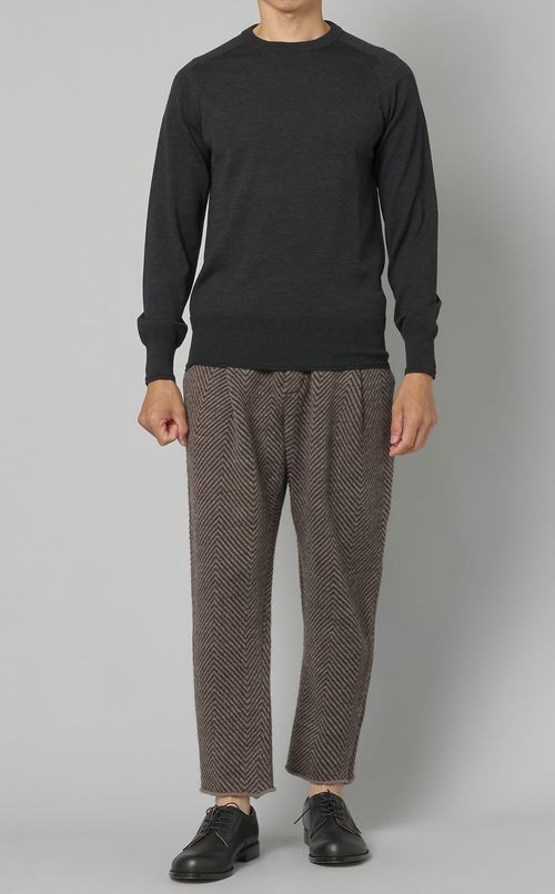 クルーネックプルオーバーニット