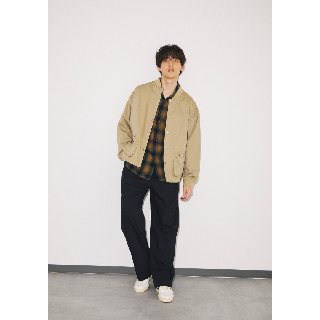 チェックシャツ×ベージュブルゾン×ブラックスラックスの10月下旬におすすめなメンズの服装