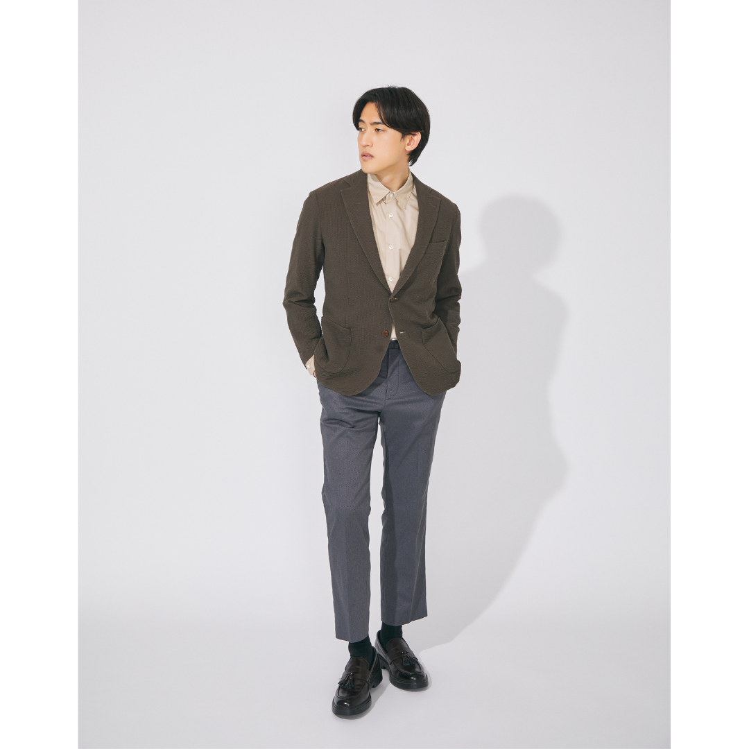 ブラウンジャケット×グレースラックスの10月におすすめな秋のオフィスカジュアル