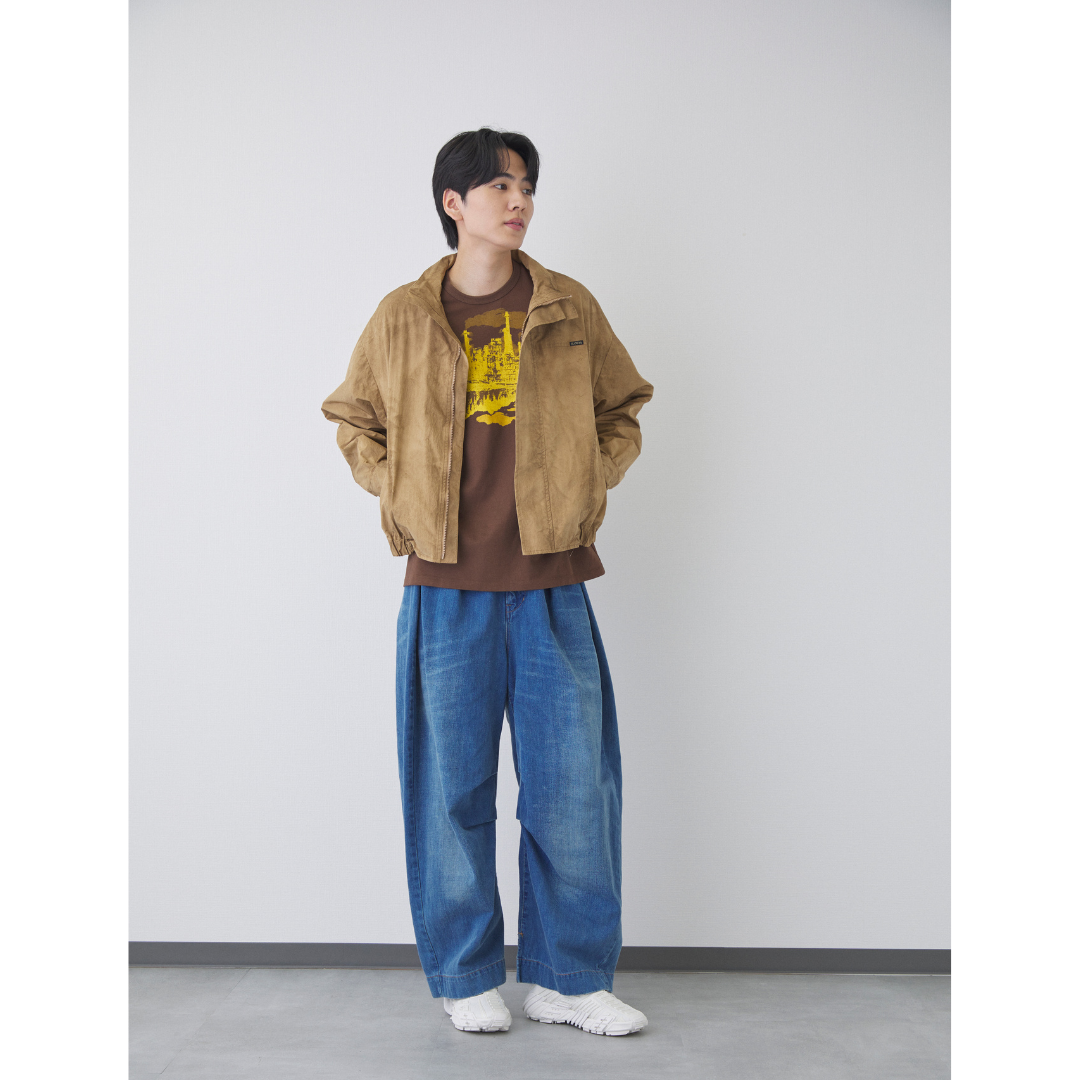 スエードブルゾンにデニムパンツを合わせた10月におすすめな休日コーデ