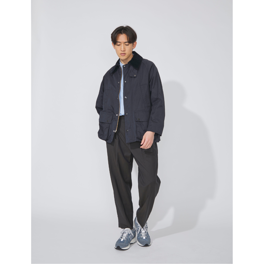 ネイビーブルゾン×ブラックスラックスの10月の気候にぴったりなきれいめデートコーデ