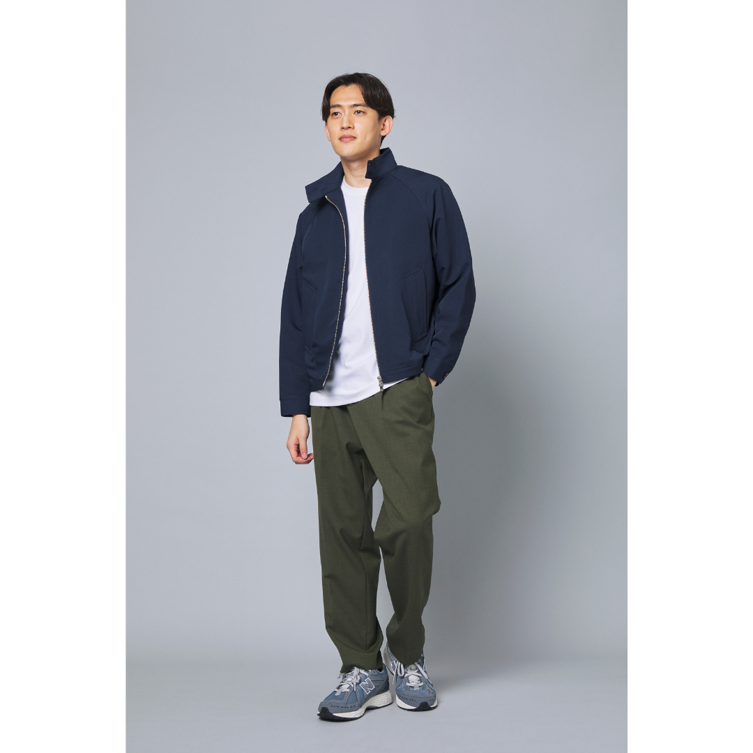 ネイビーブルゾンにオリーブスラックスを合わせた動きやすさときちんと感を兼ね備えた秋の運動会コーデ