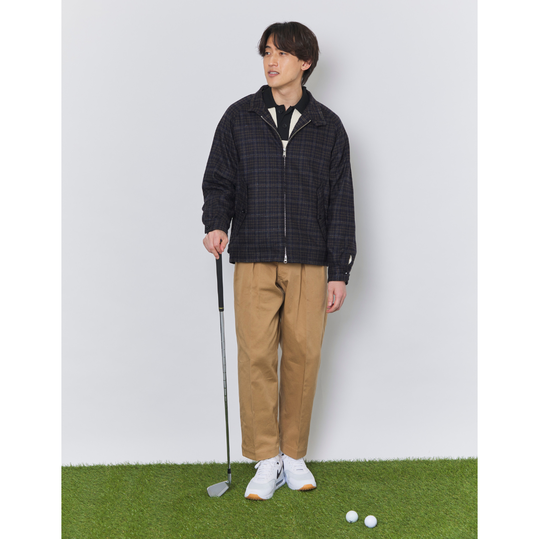 チェックブルゾンにベージュスラックスを合わせたきれいめカジュアルな秋のゴルフコーデ