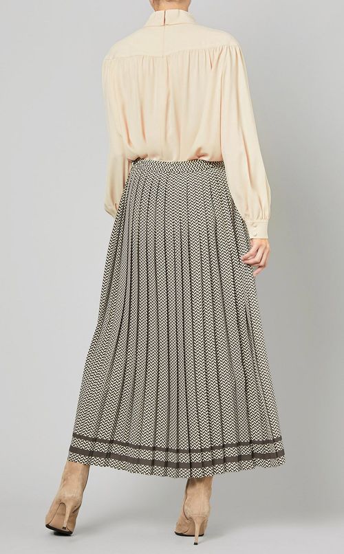 ギャザースリーブスタンドネックブラウス