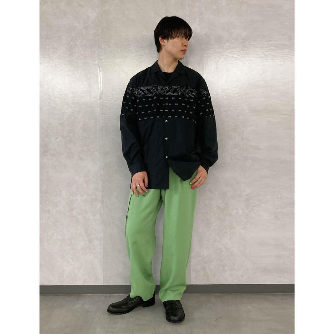ブラックシャツにグリーンのパンツを合わせた20代におすすめの最高気温25度のメンズコーデ