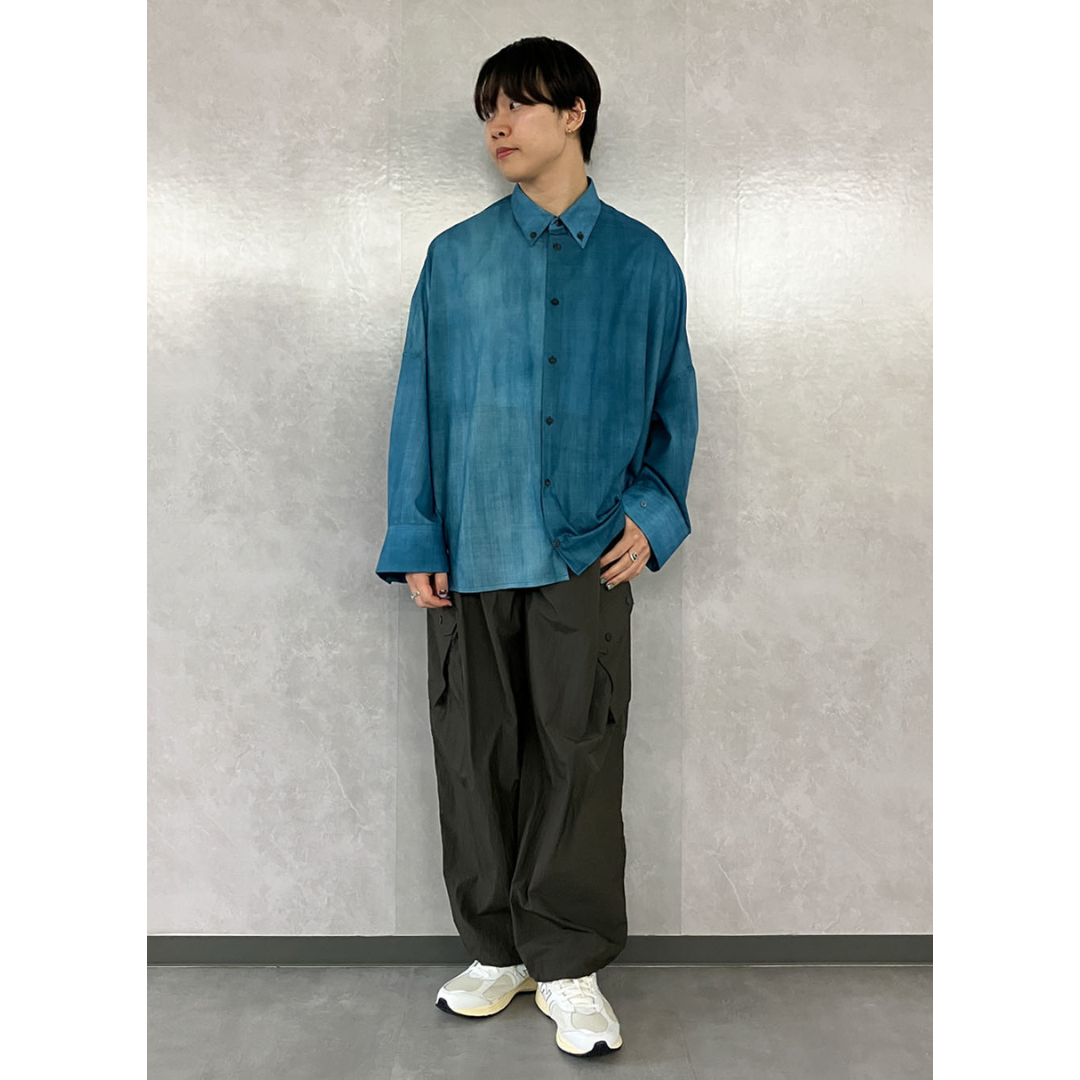 ブルーシャツにグレーカーゴパンツに合わせた20代におすすめの最高気温25度のメンズコーデ