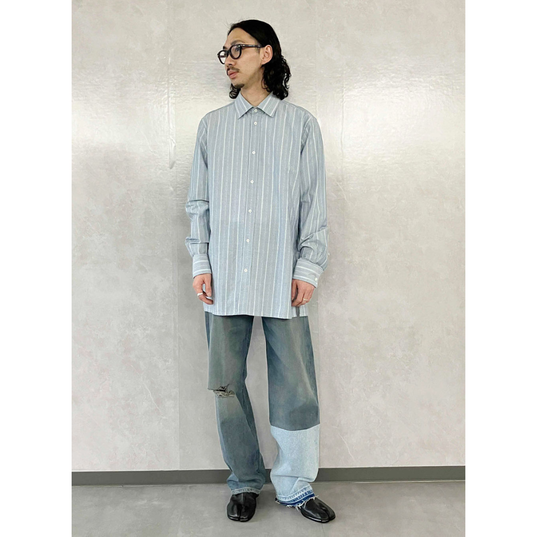 ストライプシャツにデニムを合わせた30代におすすめの最高気温25度のメンズコーデ