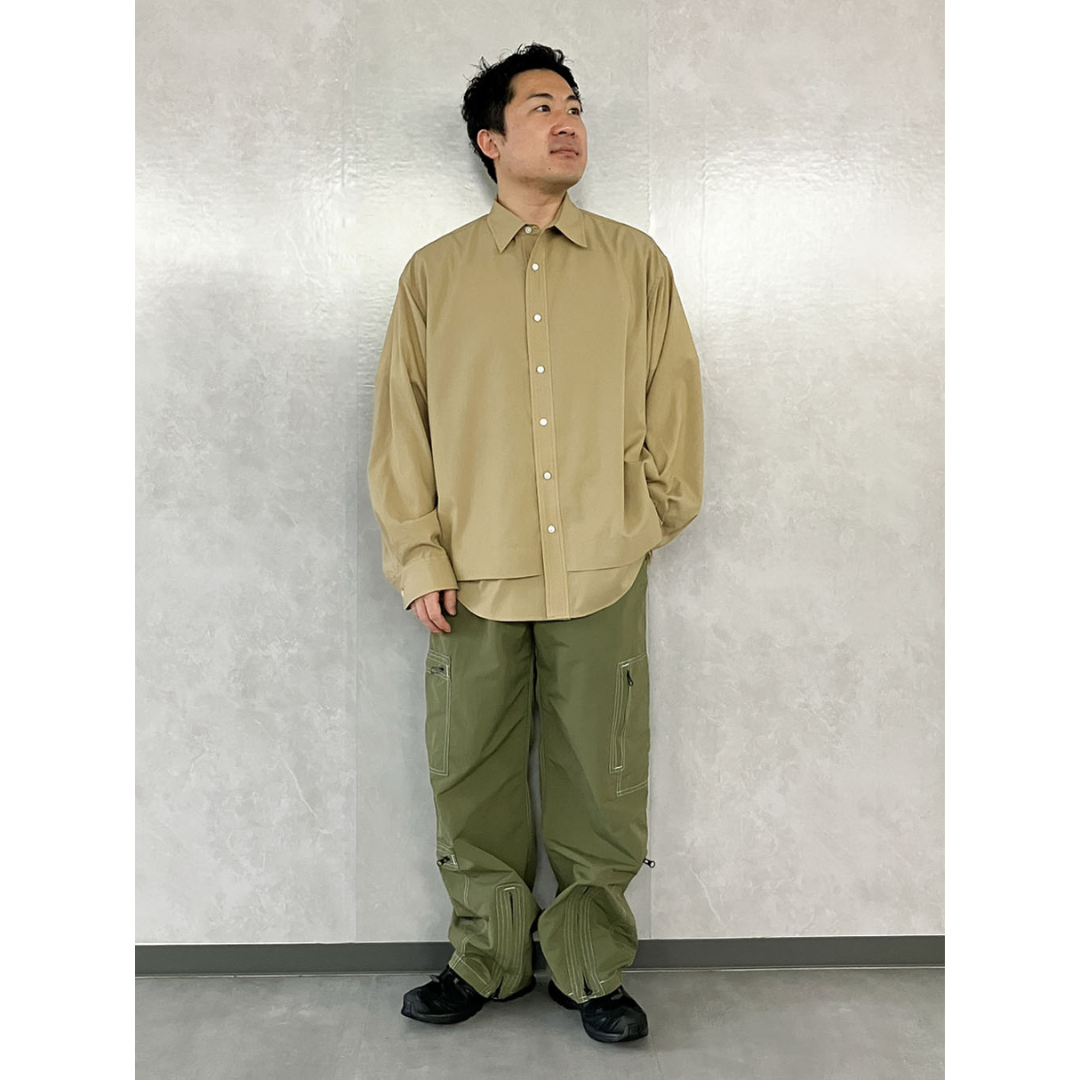 ベージュシャツにオリーブのカーゴパンツを合わせた30代におすすめの最高気温25度のメンズコーデ