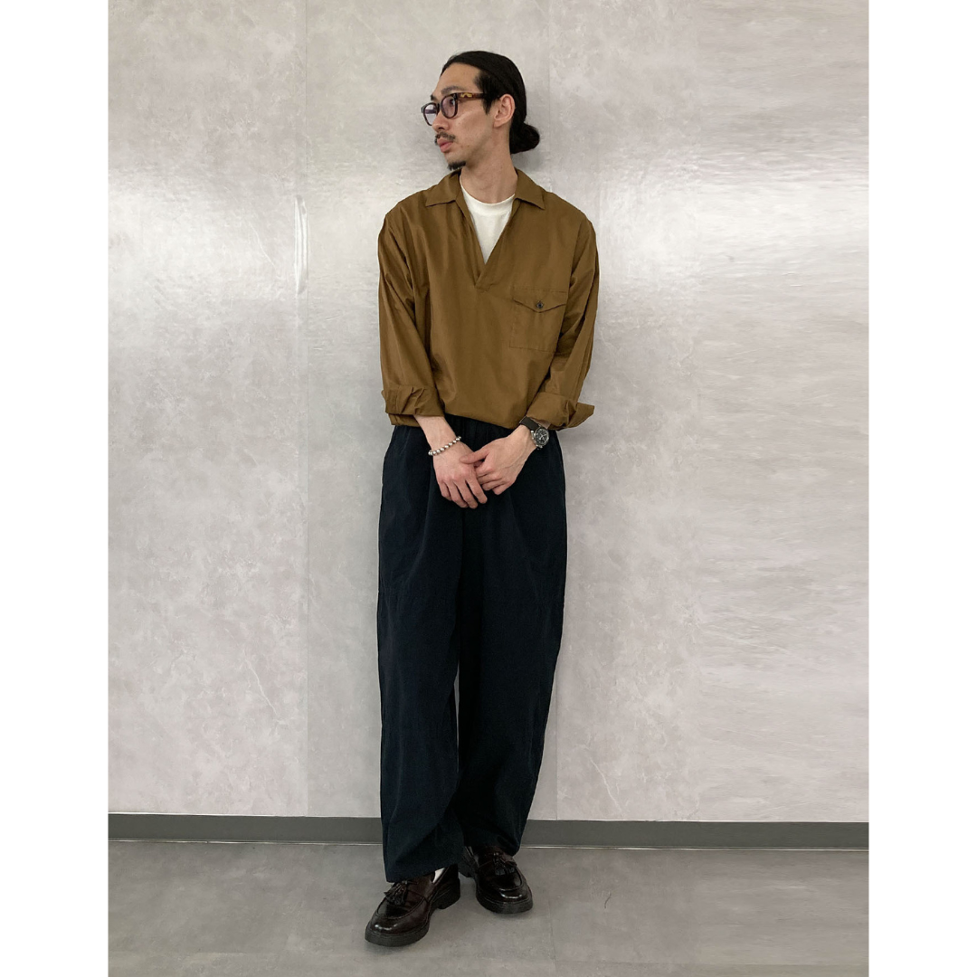 ブラウンのシャツにブラックのスラックスを合わせた40~50代におすすめの最高気温25度のメンズコーデ