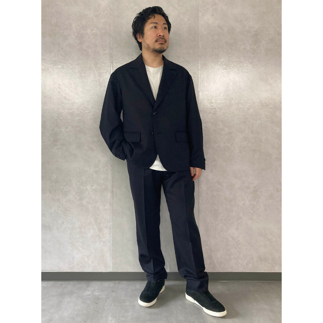 ネイビーのセットアップを使用した40~50代におすすめの最高気温25度のメンズコーデ