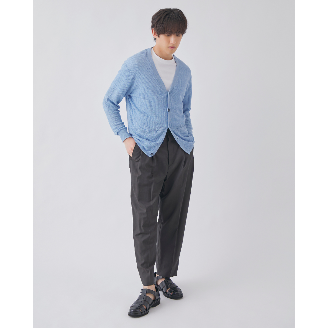 アイスブルーのカーディガンにグレーのスラックスを合わせた30代におすすめの最高気温25度のメンズコーデ