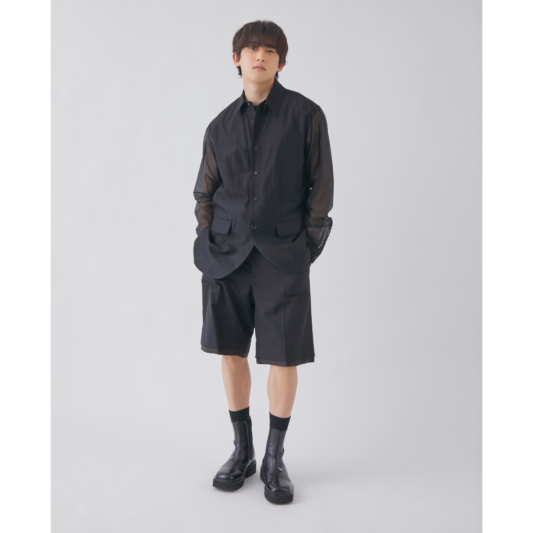 オールブラックでまとめた20代におすすめの最低気温25度のメンズの服装