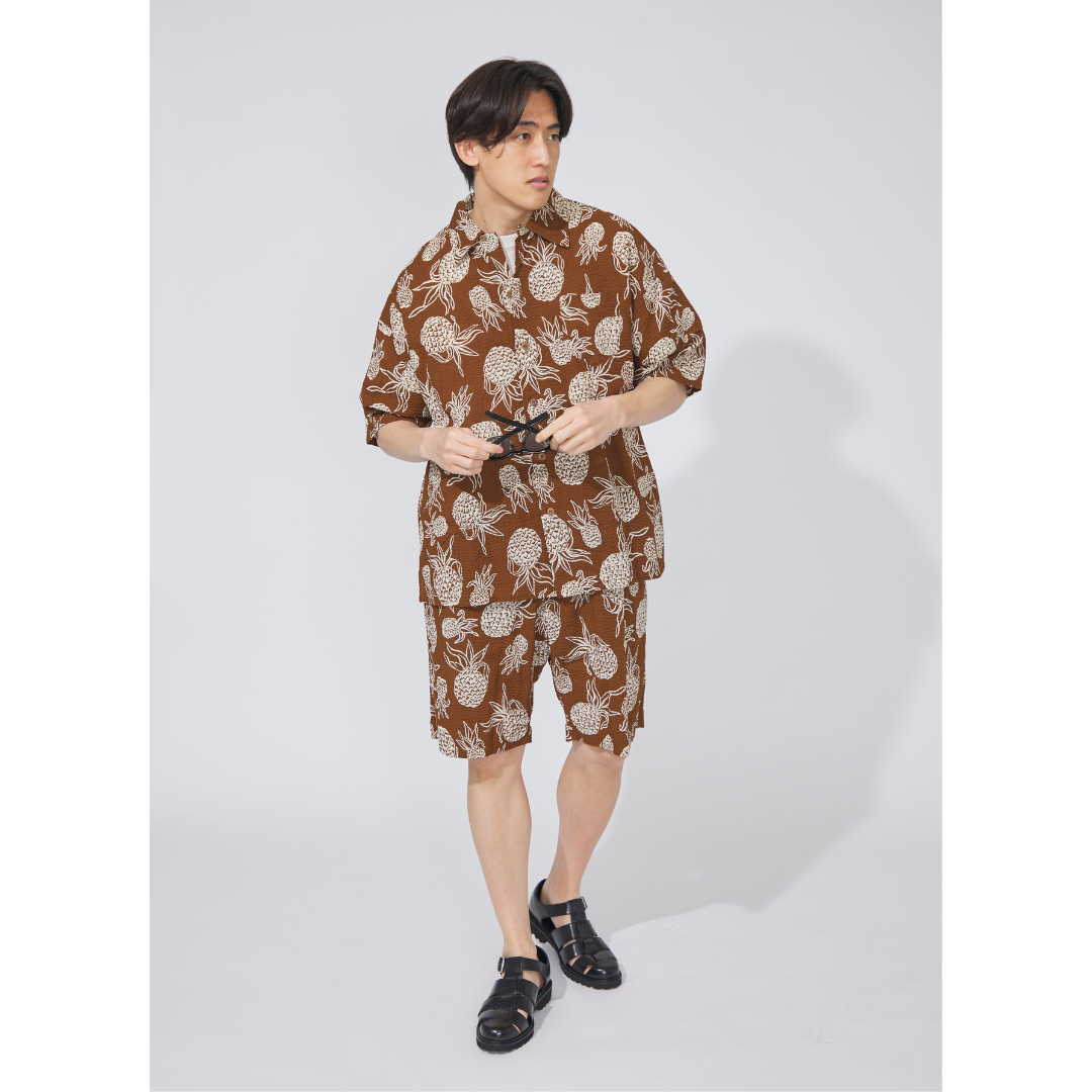 柄のセットアップの40~50代におすすめの最低気温25度のメンズの服装