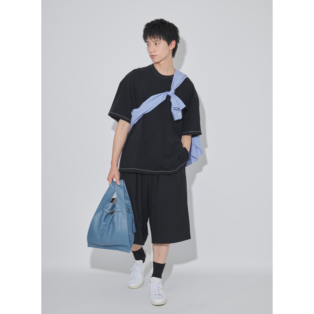 ブラックコーデ青シャツをたすき掛けした20代におすすめの最低気温25度のメンズの服装