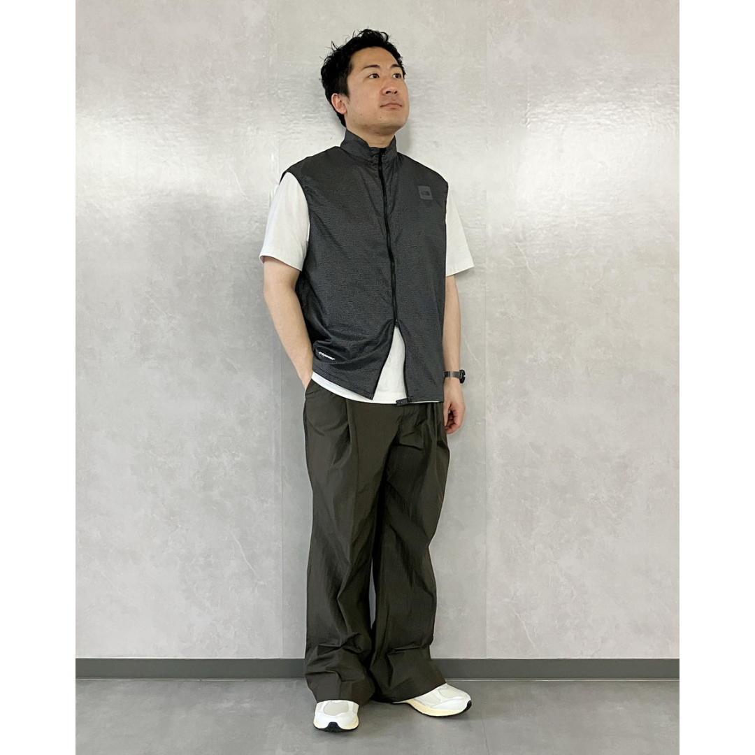 ナイロンベストにナイロンワイドパンツを合わせた30代におすすめの最低気温25度のメンズの服装