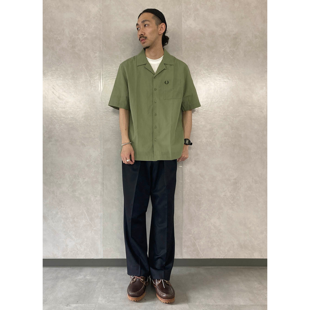 オリーブシャツにブラックのスラックスを合わせた40~50代におすすめの最低気温25度のメンズの服装