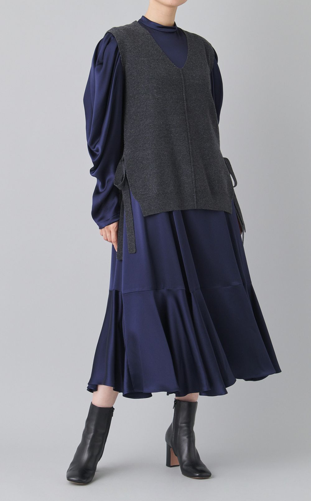 ウールVネックサイドリボンベスト