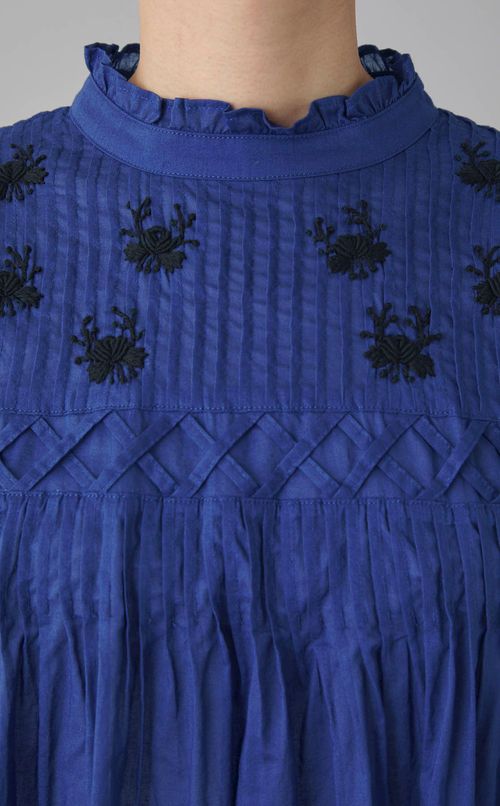 ピンタック刺繍ブラウス