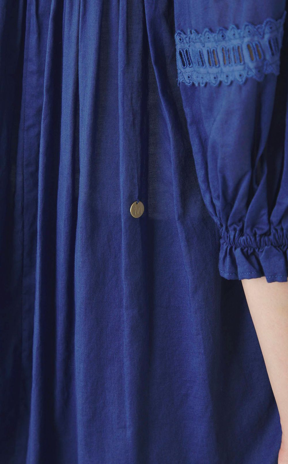 ピンタック刺繍ブラウス