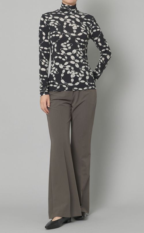 センタープレスフレアパンツ