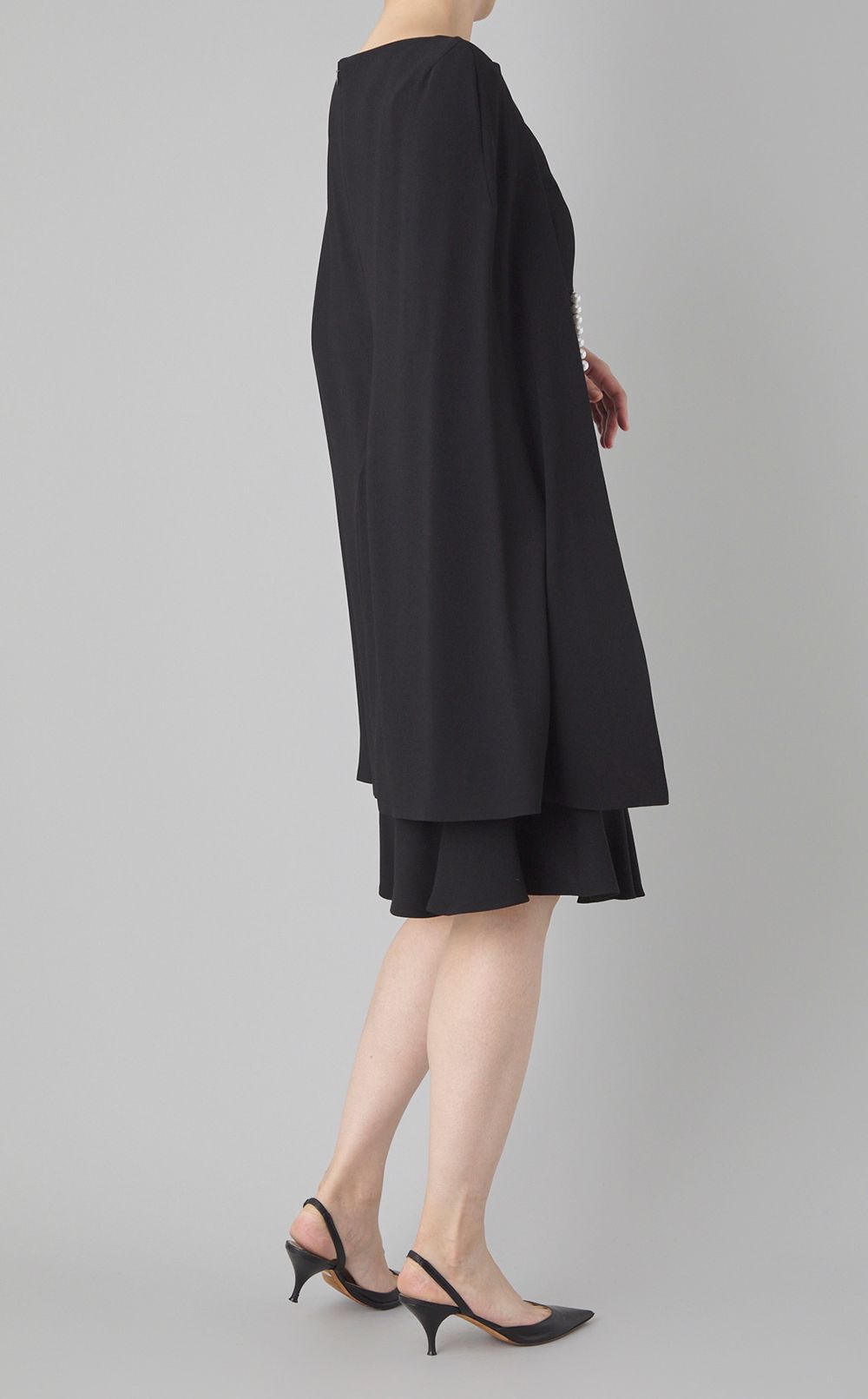 パールボタンケープドレス