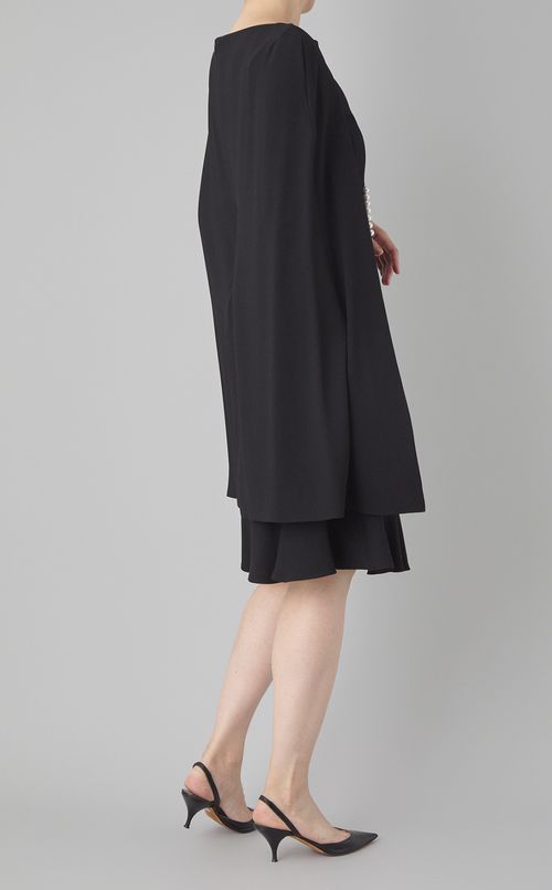 パールボタンケープドレス