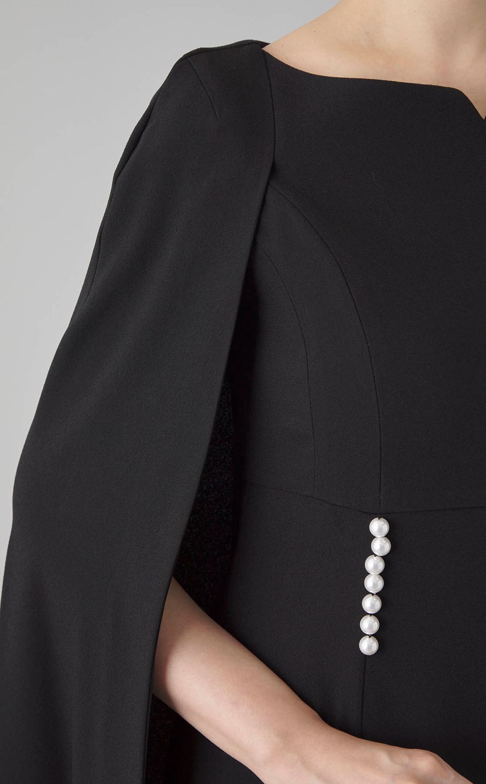 パールボタンケープドレス