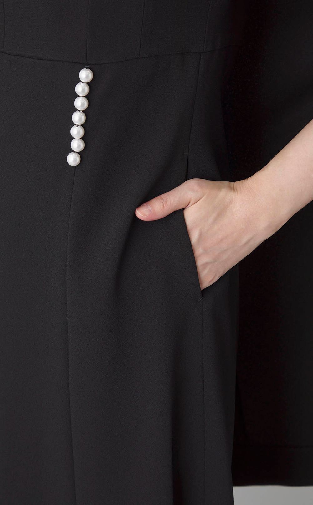 パールボタンケープドレス