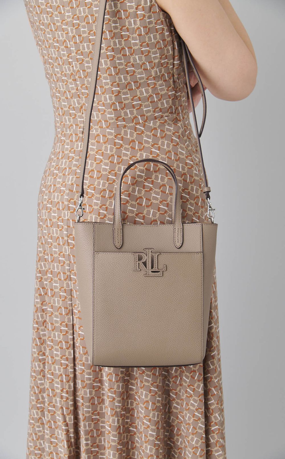 ショルダーベルト付きハンドバッグ