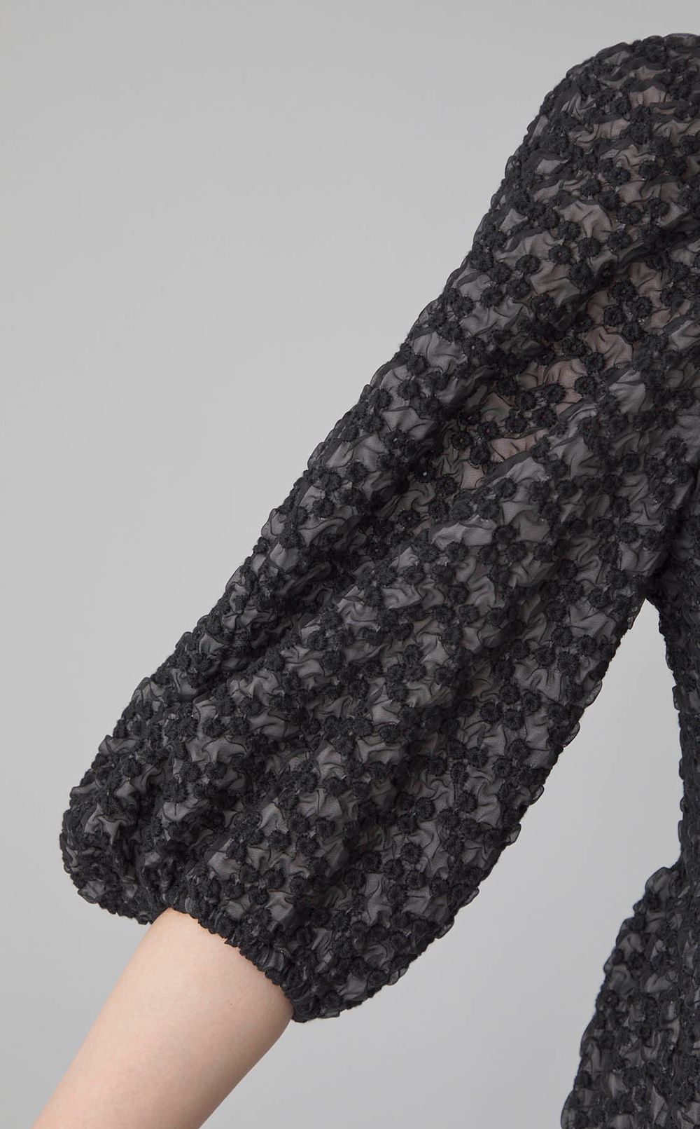 シャーリングエンブロイダリーブラウス