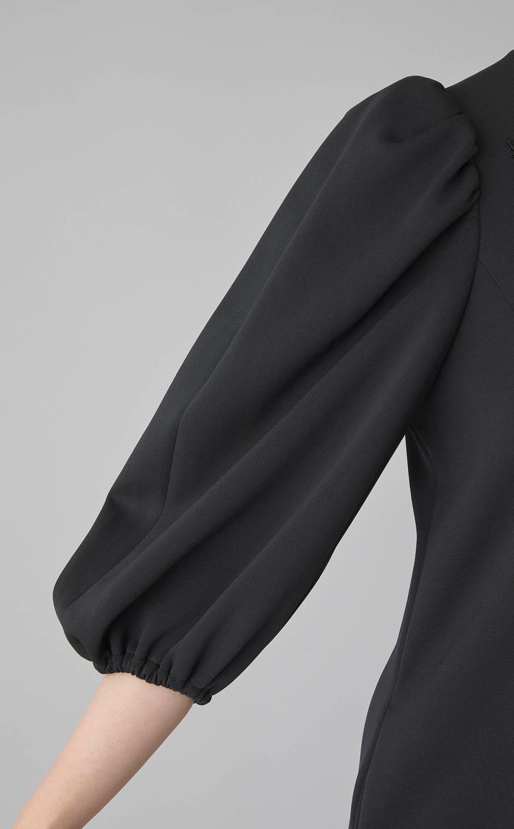 Vネックニットバルーンワンピース