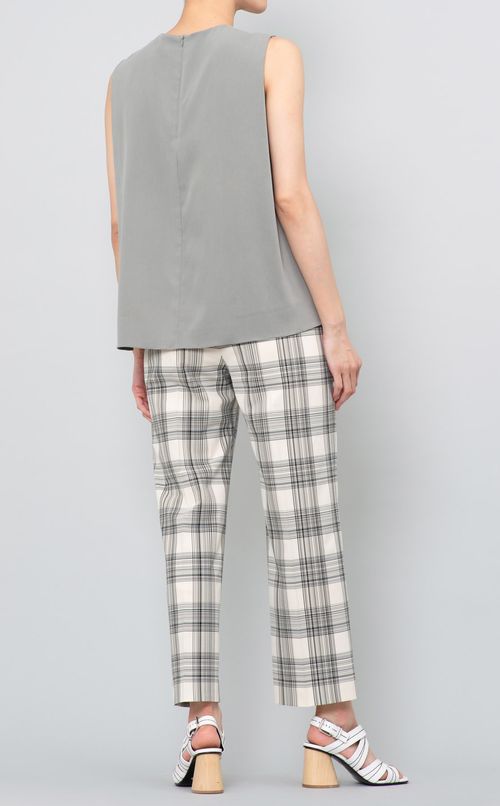 プリーツシルクノースリーブブラウス