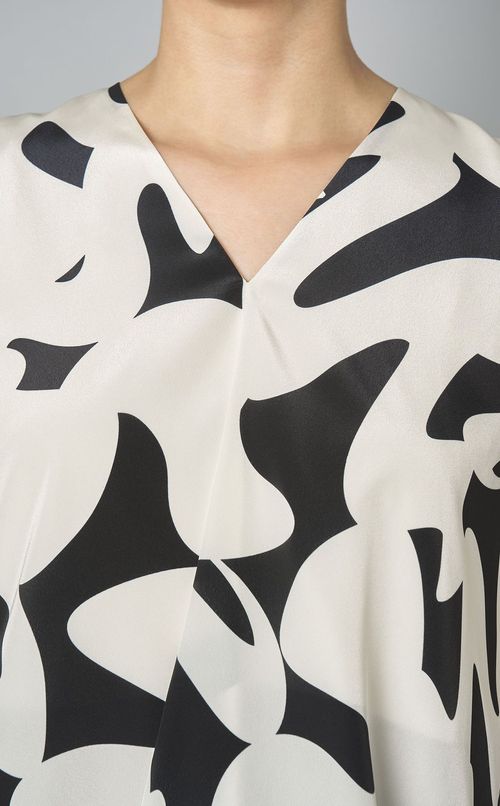 プリントVネックスリーブレスブラウス