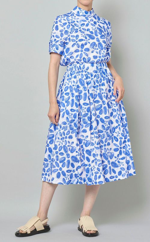 ブルーフラワープリントハイネックブラウス