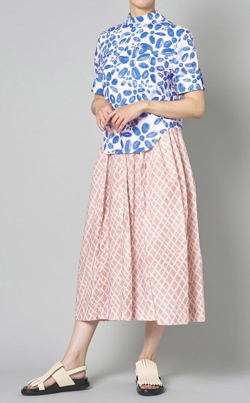 ブルーフラワープリントハイネックブラウス