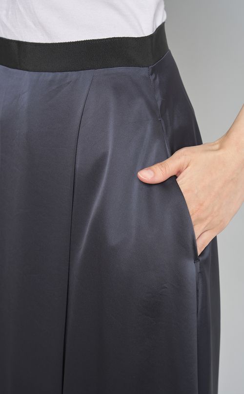 イレギュラーヘムサテンスカート