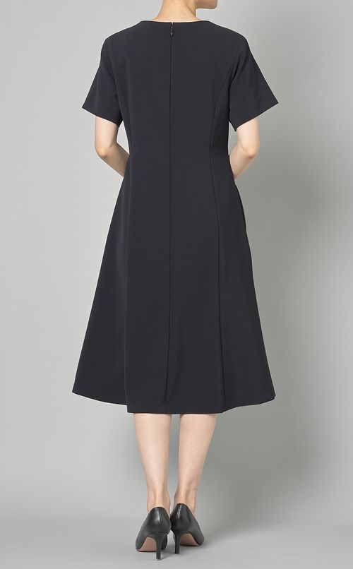 レイヤードネックフレアワンピース