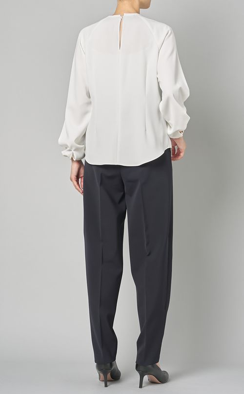 クルーネックカーブダーツブラウス