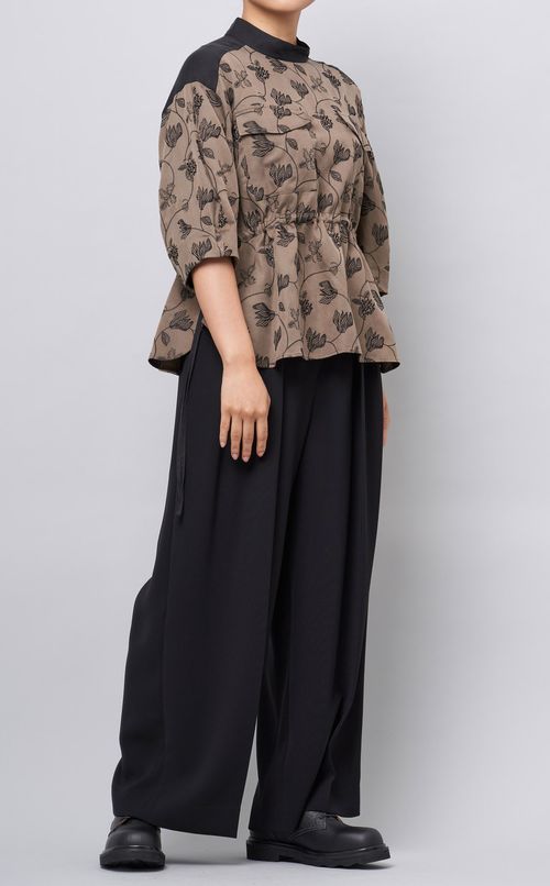 フラワー刺繍ハイネックブラウス