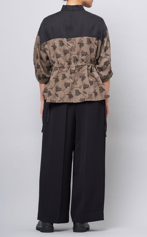 フラワー刺繍ハイネックブラウス